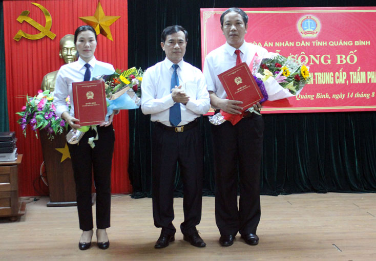 đồng chí Nguyễn Thanh Xuân, Chánh án TAND tỉnh đã trao Quyết định bổ nhiệm chức danh Thẩm phán trung cấp cho các cán bộ ngành tòa án.