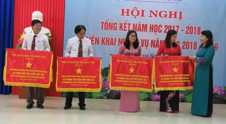Thứ trưởng Bộ GD-ĐT Nguyễn Thị Nghĩa trao cờ thi đua xuất sắc cho 4 đơn vị trường học của ngành GD-ĐT Quảng Bình.