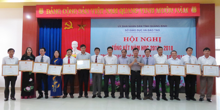 Đồng chí Phó Chủ tịch UBND tỉnh trao tặng danh hiệu Tập thể lao động xuất sắc cho 14 tập thể.