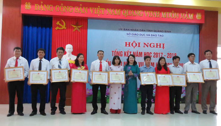 Thứ trưởng Bộ GD-ĐT Nguyễn Thị Nghĩa trao Bằng khen cho các cá nhân có nhiều thành tích tiêu biểu trong năm học 2017-2018.