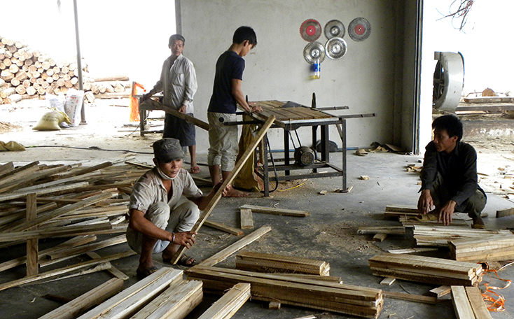 Công nhân chế biến gỗ xuất khẩu.