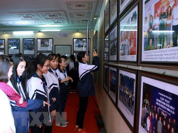 Khách thăm quan triển lãm bản đồ và trưng bày tư liệu “Hoàng Sa, Trường Sa của Việt Nam-Những bằng chứng lịch sử và pháp lý” tại Ninh Bình. (Ảnh: Hoàng Hùng/TTXVN)