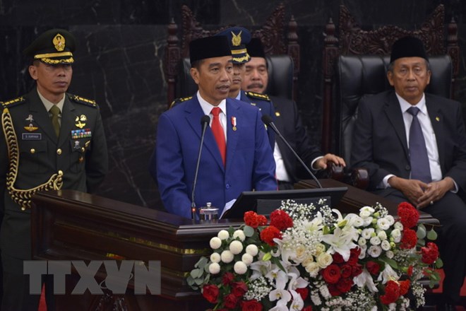Tổng thống Indonesia Joko Widodo (giữa) phát biểu tại Quốc hội ở Jakarta ngày 16-8. (Ảnh: AFP/TTXVN)