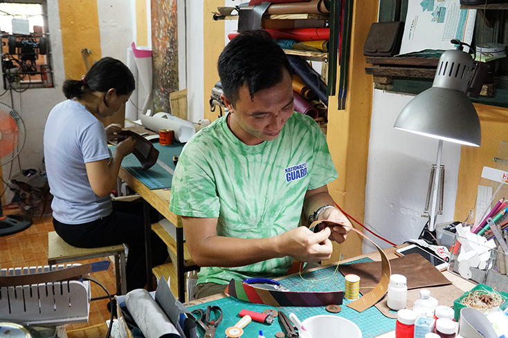 Nguyễn Hữu Cường có niềm đam mê đặc biệt với đồ da handmade.