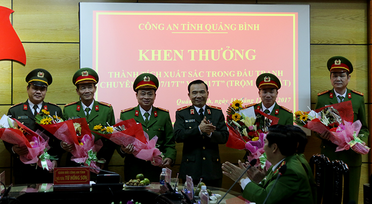 Lãnh đạo Công an tỉnh Quảng Bình khen thưởng Công an các đơn vị, địa phương có thành tích xuất sắc trong đấu tranh chuyên án trộm cắp tài sản (trộm két sắt).