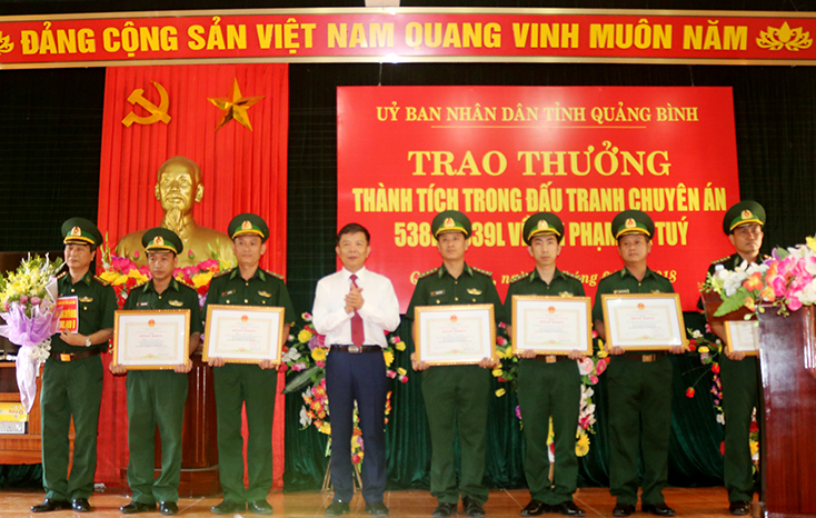Đồng chí Chủ tịch UBND tỉnh Nguyễn Hữu Hoài khen thưởng đột xuất cho lực lượng BĐBP tỉnh vì đã có thành tích xuất sắc trong đấu tranh, phòng chống các loại tội phạm về ma tuý.