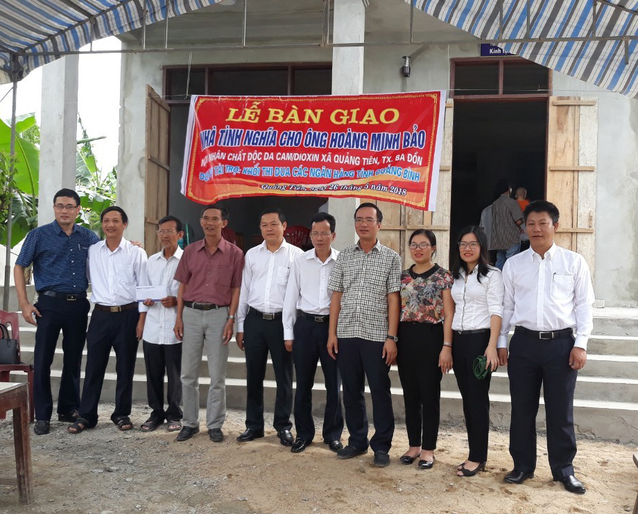 Hội Nạn nhân chất độc da cam/dioxin thị xã Ba Đồn trao nhà tình nghĩa cho ông Hoàng Minh Bảo (xã Quảng Tiên). 