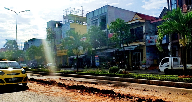 Bùn đất bị rơi vãi trên tuyến đường Trần Hưng Đạo tối 10-8-2018.