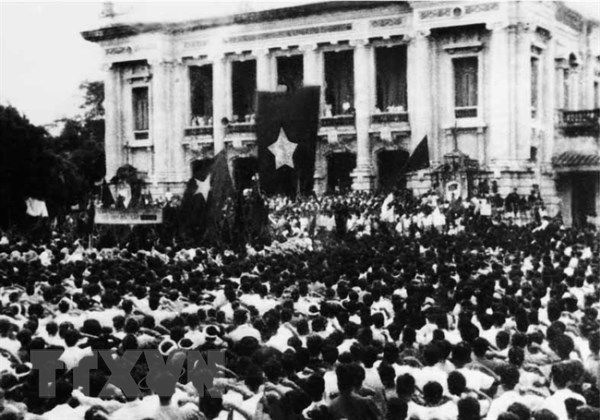 Ngày 19-8-1945, hàng vạn người dân Thủ đô đổ về Quảng trường Nhà hát Lớn dự lễ mít tinh biểu dương lực lượng và chào mừng Ủy ban Quân quản. (Ảnh tư liệu: TTXVN)