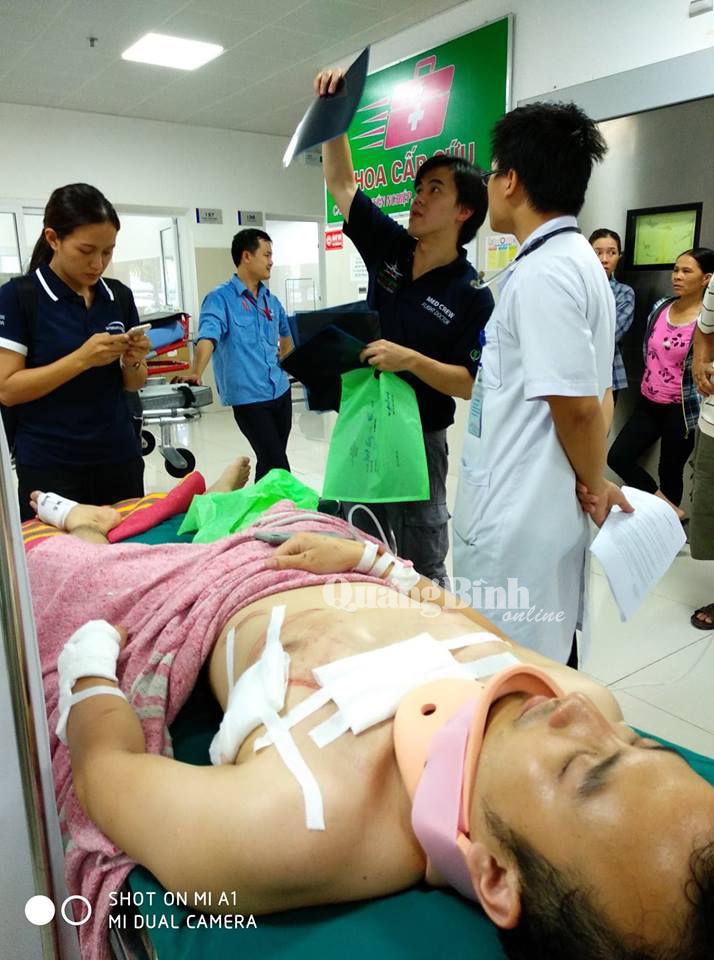 Các bác sỹ bệnh viện đang hội chẩn với các bác sỹ Singapore về tình trạng bệnh nhân trước khi chuyển về nước.