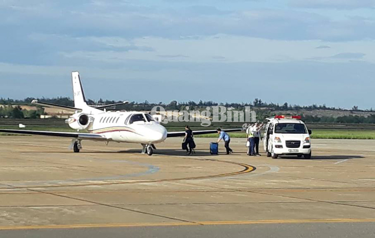 Phi cơ đang đón bệnh nhân tại sân bay Đồng Hới.