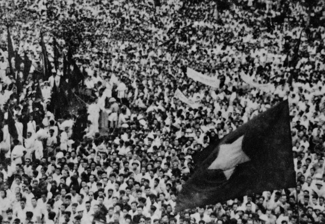  Ngày 19-8-1945, hàng vạn người dân Thủ đô dự mít tinh tại Quảng trường Nhà hát lớn. (Ảnh tư liệu: TTXVN)