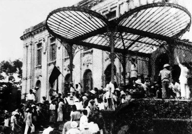  Ngày 19-8-1945, nhân dân Hà Nội đánh chiếm Bắc Bộ Phủ - cơ quan đầu não của chính quyền tay sai Pháp. (Ảnh tư liệu: TTXVN)