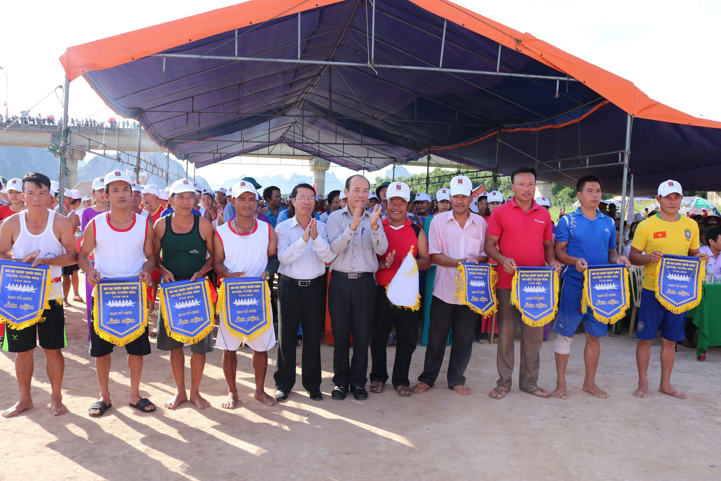 Ban tổ chức trao cờ lưu niệm cho các đội tham gia giải đua thuyền truyền thống huyện Tuyên Hóa năm 2018
