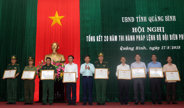 Chủ tịch UBND tỉnh Nguyễn Hữu Hoài  tặng bằng khen cho các tập thể, cá nhân có thành tích xuất sắc trong 20 năm thi hành Pháp lệnh biên phòng