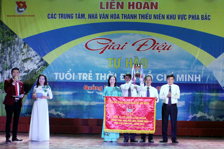 Đồng chí Nguyễn Thanh Hảo, Giám đốc Trung tâm Thanh thiếu niên TW, Trưởng ban tổ chức đã trao cúp, cờ của Trung ương Đoàn TNCS Hồ Chí Minh cho đơn vị Trung tâm hoạt động Thanh thiếu nhi khu vực Bắc Trung Bộ.
