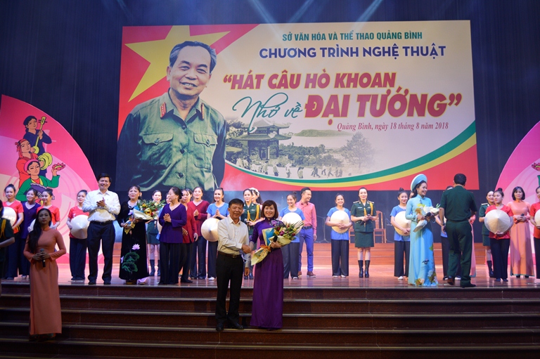 Đồng chí Nguyễn Hữu Hoài, Chủ tịch UBND tỉnh tặng hoa cho các nghệ sỹ thực hiện chương trình