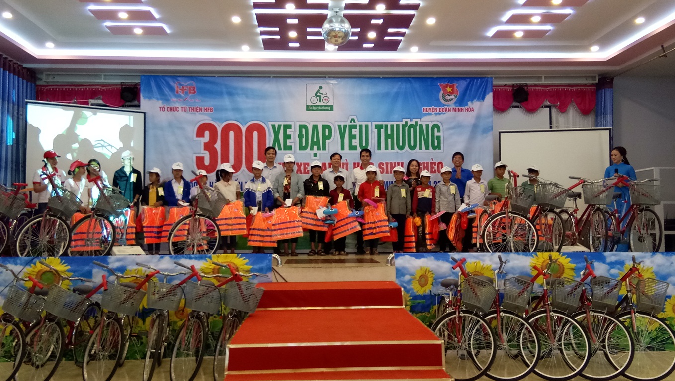 : 300 học sinh nghèo ở huyện Minh Hóa được nhận xe đạp và quà của Tổ chức từ thiện HFB trước khi bước vào năm học mới 2018 -2019