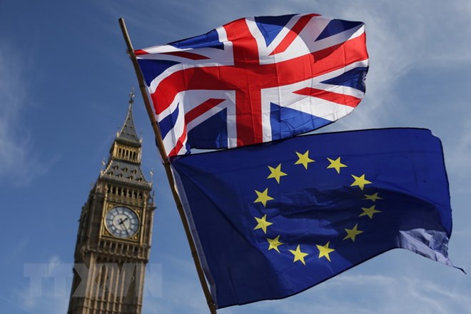 Cờ Anh (phía trên) và cờ EU tại thủ đô London, Anh. (Nguồn: AFP/TTXVN)
