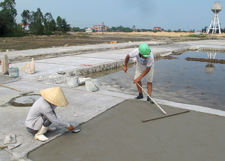 Hiện tại, xã Quảng Phú cần sự hỗ trợ, đầu tư để hoàn thiện hệ thống cơ sở hạ tầng đồng muối. 