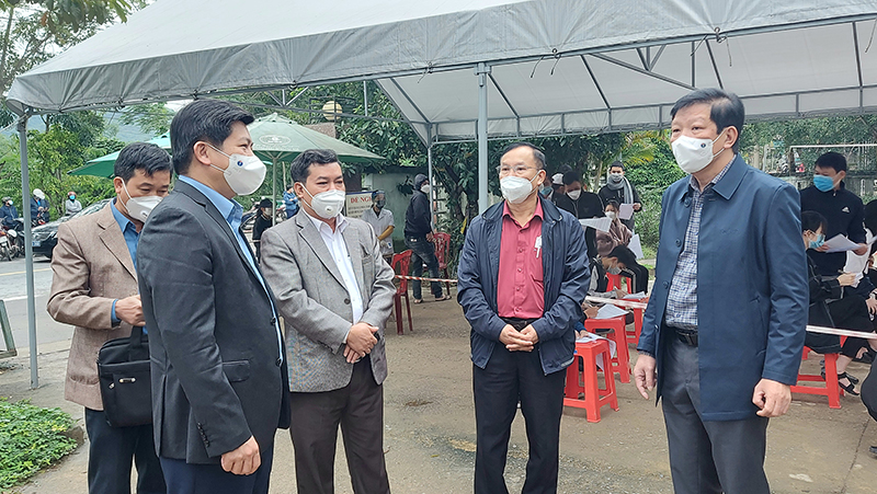 Đồng chí Trưởng ban Tổ chức Tỉnh ủy kiểm tra công tác phòng, chống dịch Covid-19 tại huyện Tuyên Hóa