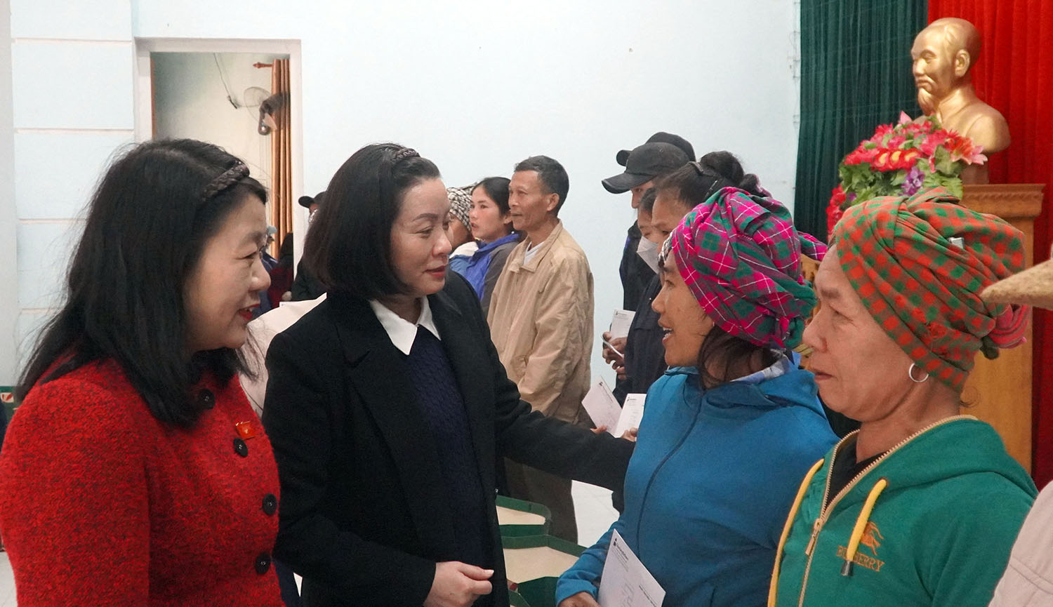 Đoàn ĐBQH tỉnh: Trao 430 suất quà Tết cho người dân hai huyện Tuyên Hóa, Minh Hóa