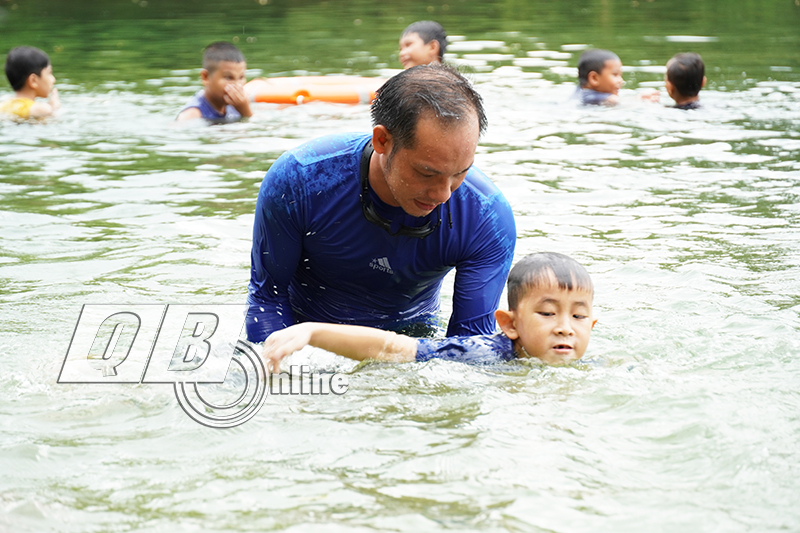 "Ngăn sông" dạy bơi cho trẻ em
