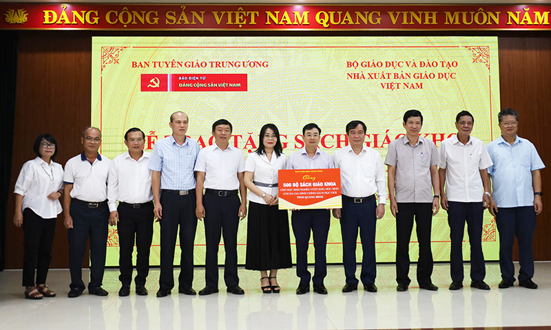 Lãnh đạo Ban Tuyên giáo Trung ương thăm, tặng sách giáo khoa cho học sinh có hoàn cảnh khó khăn tại Quảng Bình