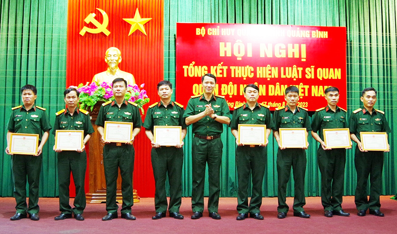 Bộ Chỉ huy Quân sự tỉnh: 8 tập thể, cá nhân được khen thưởng trong thực hiện Luật Sỹ quan Quân đội