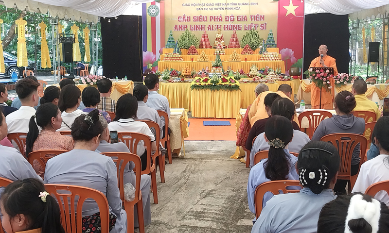 Tổ chức lễ cầu siêu tại Nghĩa trang liệt sỹ huyện Minh Hóa