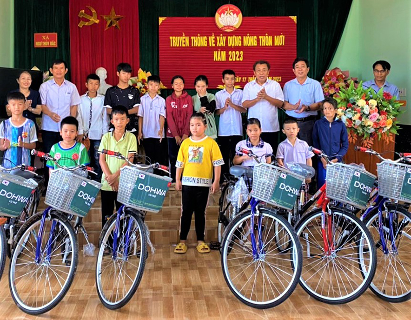Trao tặng xe đạp cho học sinh có hoàn cảnh đặc biệt khó khăn