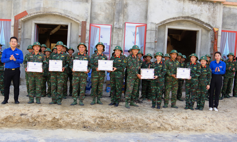 Phụ nữ Bộ Chỉ huy Quân sự tỉnh: Phối hợp tổ chức hoạt động "Bát nước thao trường"