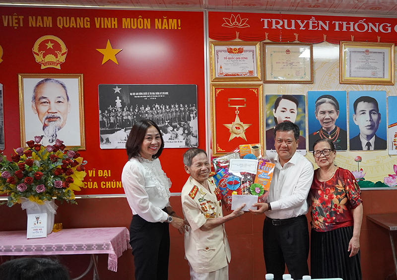 Bí thư Thành ủy Đồng Hới Trần Phong thăm và tặng quà gia đình có công với cách mạng