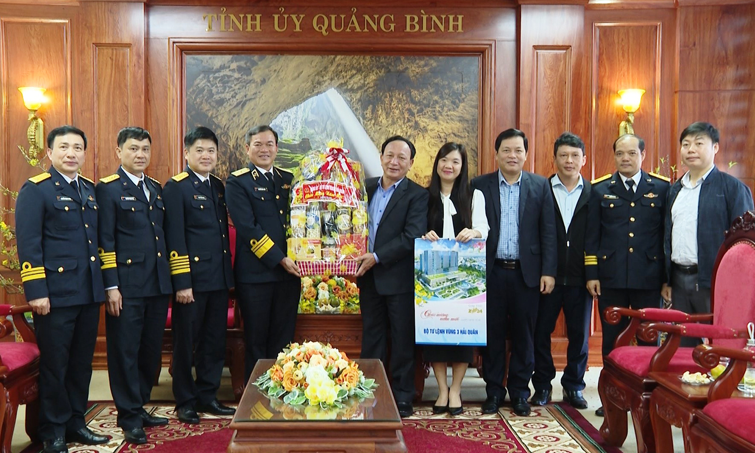 Đoàn công tác Bộ Tư lệnh Vùng 3 Hải quân thăm, chúc Tết tỉnh Quảng Bình