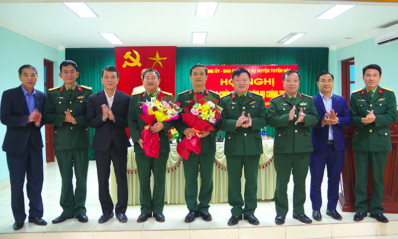 Bàn giao chức trách, nhiệm vụ Chính trị viên Ban CHQS huyện Tuyên Hóa