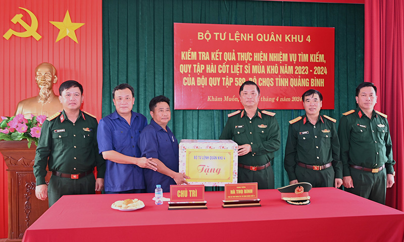 Đồng chí Tư lệnh Quân khu 4 thăm, kiểm tra Đội quy tập 589, Bộ CHQS tỉnh Quảng Bình tại Lào