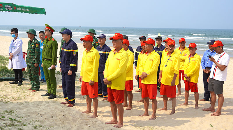 TP. Đồng Hới: Tập huấn xử lý tình huống cứu nạn, cứu hộ tại bãi biển