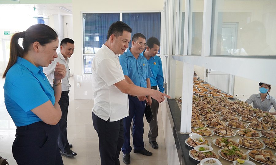 Xí nghiệp May Hà Quảng tổ chức bữa cơm công đoàn cho hơn 900 lao động