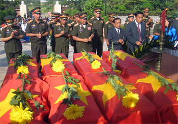 Đưa các liệt sỹ về an táng tại Nghĩa trang liệt sỹ Ba Dốc-Quảng Bình.