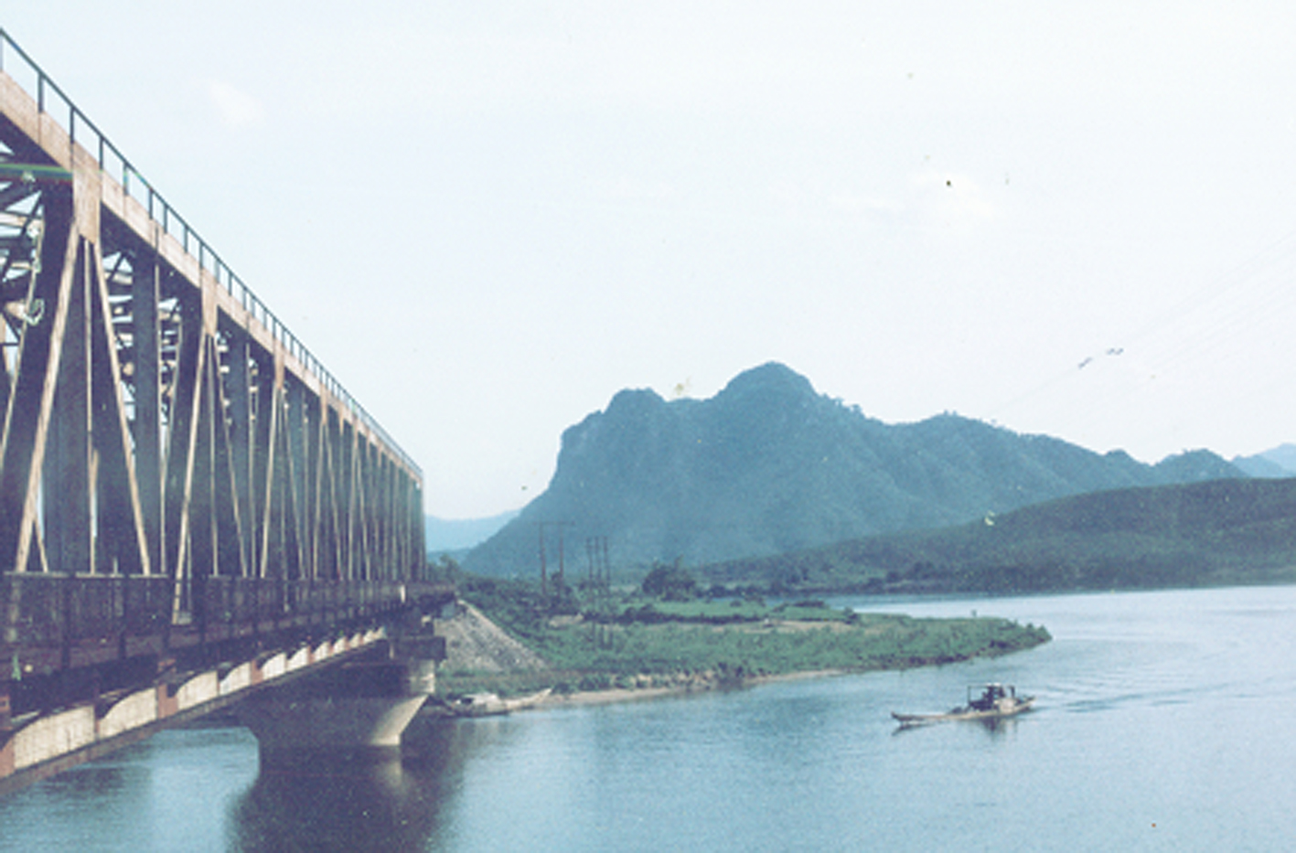 Núi Thần Đinh nhìn từ cầu Long Đại. Ảnh P. V