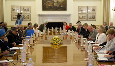 Ngoại trưởng Hillary Clinton cùng phái đoàn Mỹ (phải) họp mặt với phía Ấn Độ, trong buổi Hội thoại Chiến lược Mỹ - Ấn tại Hyderabad House ở New Delhi.