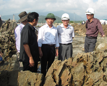 Đồng chí Nguyễn Hữu Hoài kiểm tra việc xây dựng đường nối Hòn Cỏ- Hòn La. Ảnh: V.P
