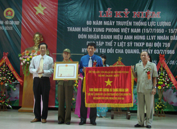 Lực lượng TNXP Quảng Bình đón nhận danh hiệu AHLLVTND do Chủ tịch nước trao tặng cho tập thể 7 liệt sĩ TNXP Đại đội 759. Ảnh: Lê Tâm