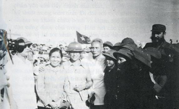 Thủ tướng Phạm Văn Đồng và Chủ tịch Phi đen Cax tơ rô thăm Đại đội nữ pháo binh Ngư Thủy tháng 9- 1973. Ảnh: T.L
