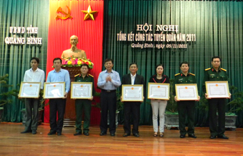 Đồng chí Nguyễn Hữu Hoài trao bằng khen cho đại diện các tập thể có thành tích xuất sắc trong công tác tuyển quân năm 2011. Ảnh: Nguyễn Hoàng