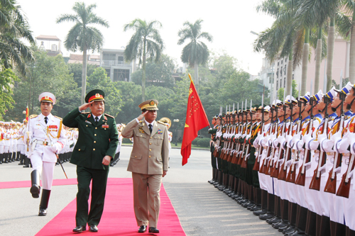 Đại tướng Phùng Quang Thanh và Đại tướng Min Oong Lai duyệt đội danh dự QĐND Việt Nam.