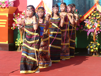 Điệu múa truyền thống của người dân Trường Xuân (Quảng Ninh) trong dịp lễ hội. Ảnh: M.Q