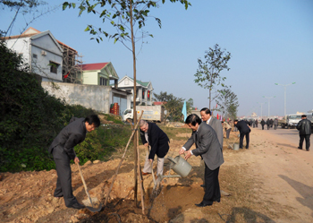 Các đồng chí lãnh đạo tỉnh và cán bộ, nhân dân tham gia lễ phát động trồng cây đầu năm mới do TP Đồng Hới tổ chức. Ảnh: Hiền Chi
