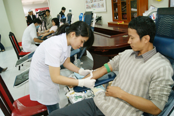 Thầy giáo Nguyễn Đăng Tư, Trường tiểu học Chu Văn An đã 4 lần tham gia hiến máu tình nguyện. Ảnh: Thanh Long