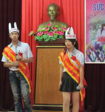 Đội thi huyện Quảng Ninh trong phần thi chào hỏi. Ảnh: B. Ánh